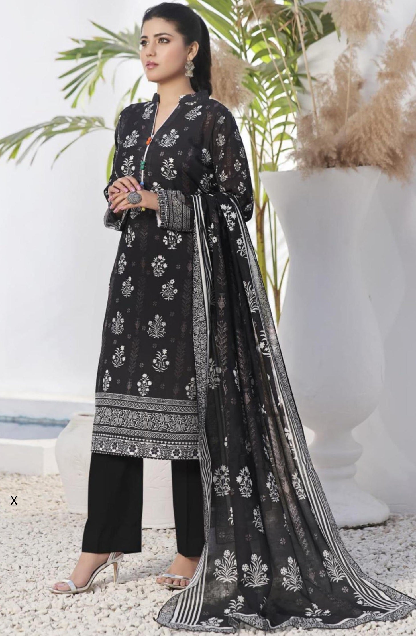 Monochrome - Maryam's Summer Black & White Luxury Prints - AB-07-24
